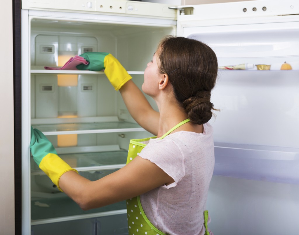 Чем отмыть холодильник внутри от желтизны?